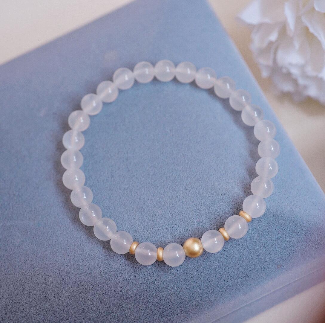 Moonstone Meaning & Benefits: Types, Blue Flash & Buying Guide