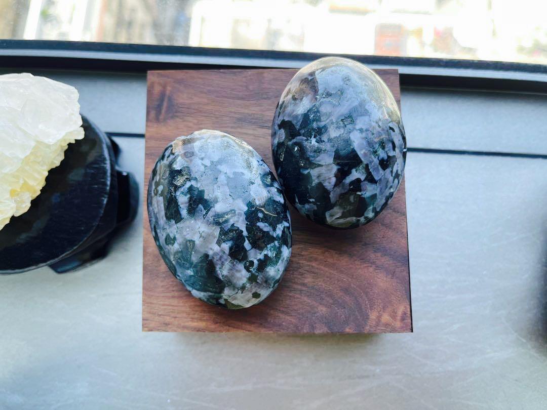 Indigo Gabbro Palm Stone – Polished Natural Stone 50–200g product photo 3