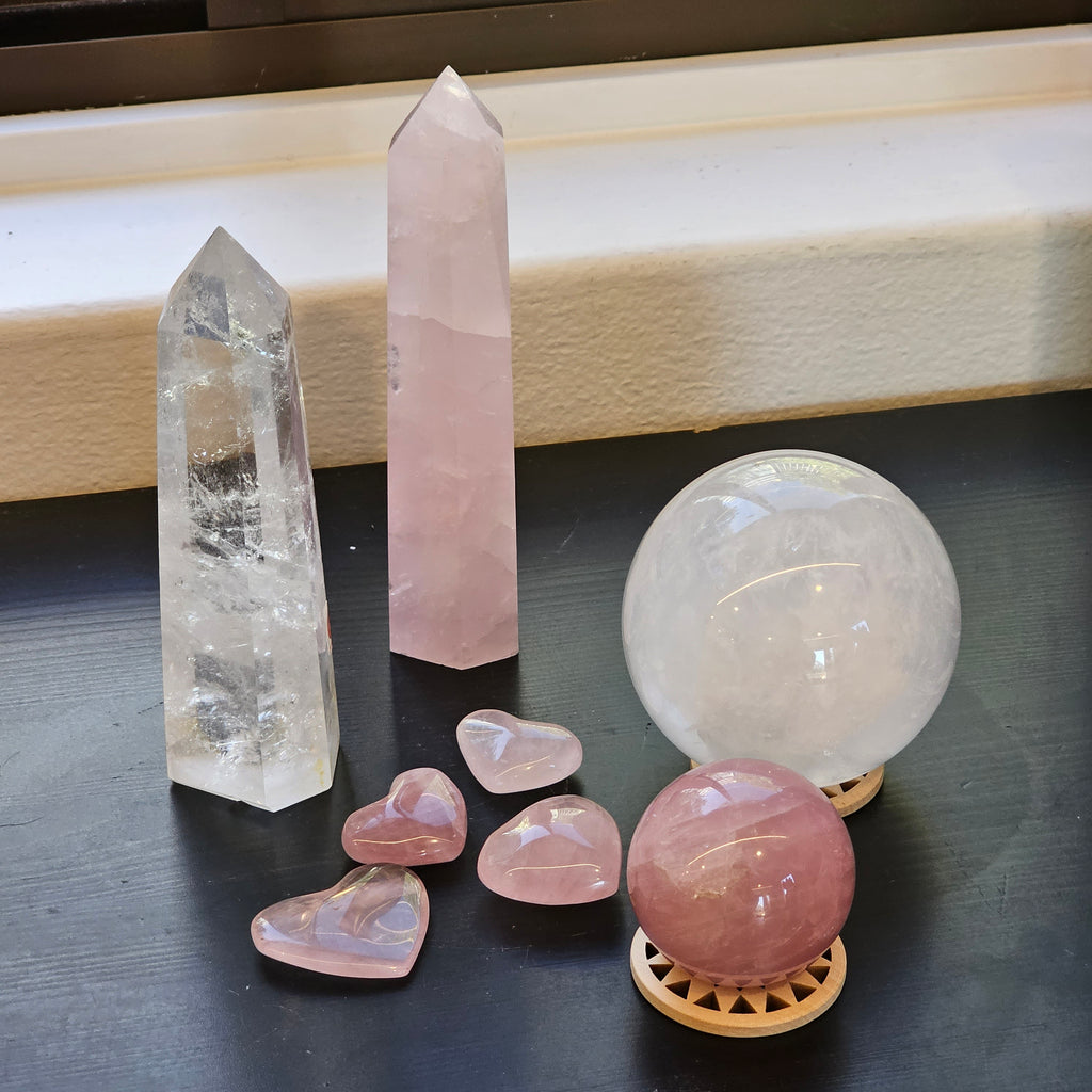 Sphère de quartz rose - Boule de cristal infusée d’amour pour la guérison cardiaque et l’énergie positive