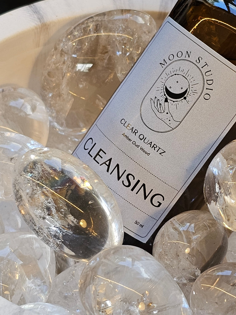 Spray nettoyant infusé de quartz clair - Parfum de bois d'Oud ambré - Versé à la main à Sydney, Australie