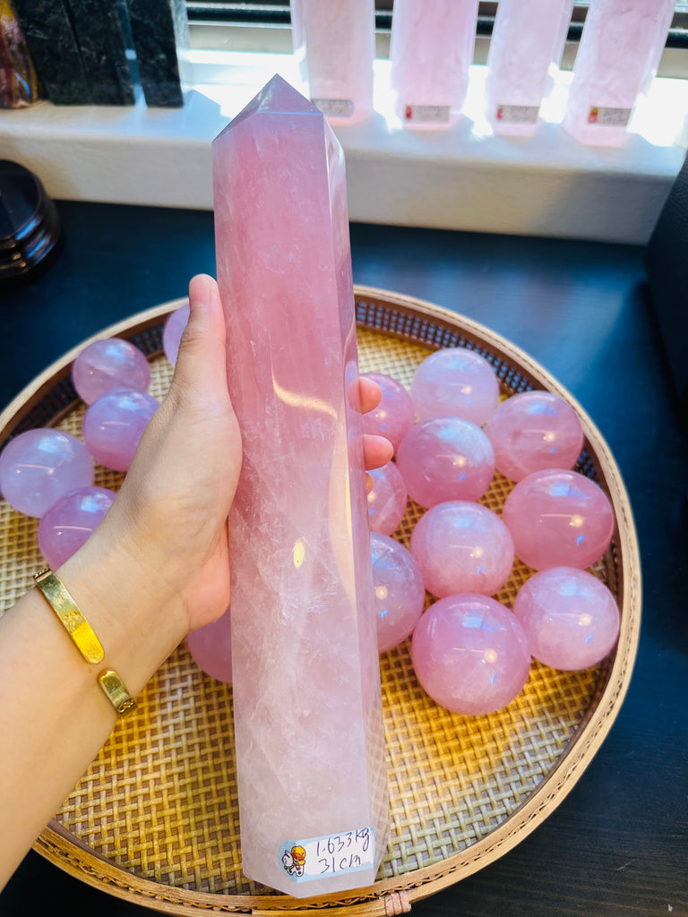 Grande tour de quartz rose - Plus de 1 kg, pointe de cristal naturel, pierre de guérison, amour et harmonie, énergie Reiki