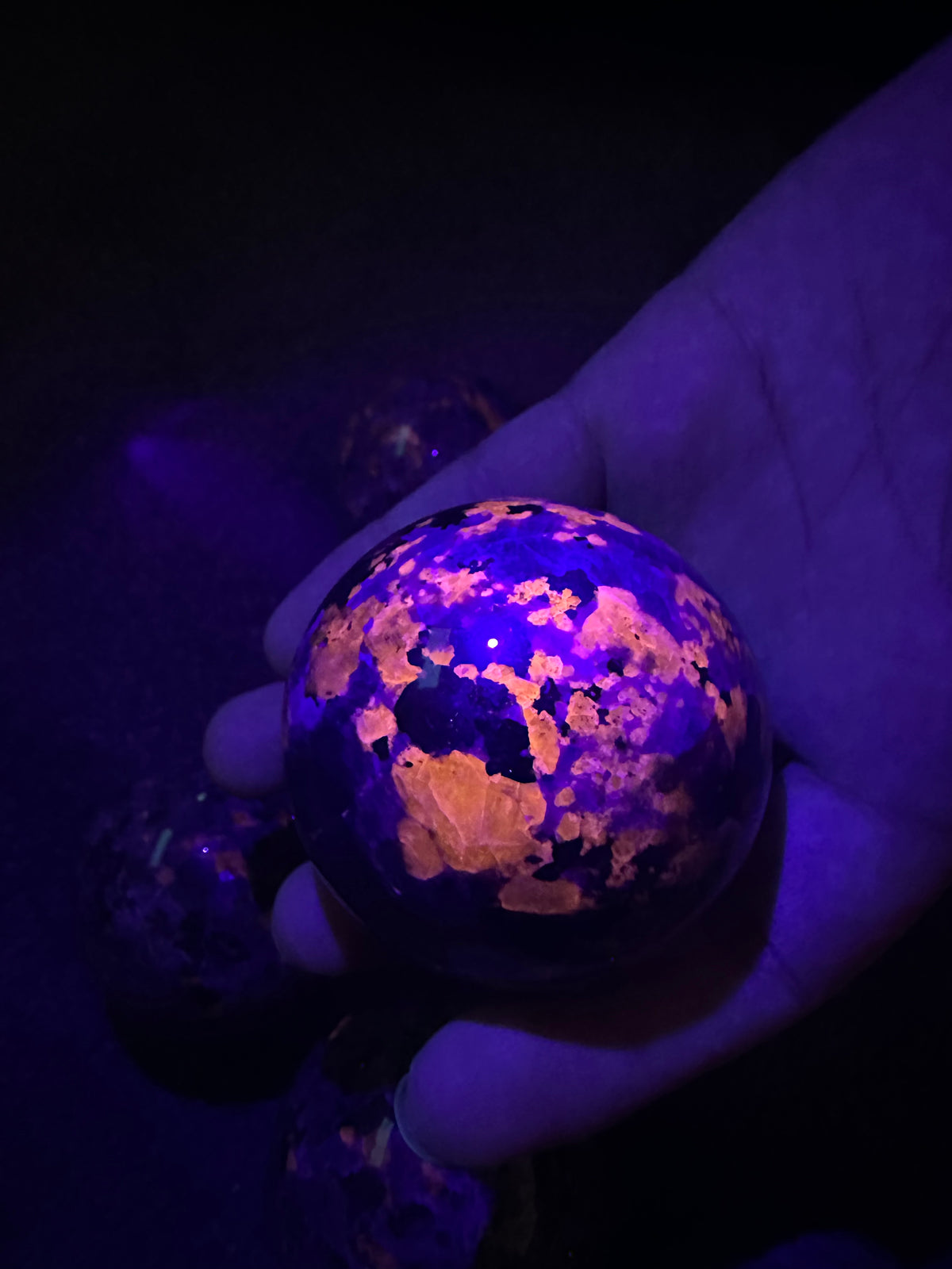 Yooperlite Sphere | UV-Reactive Fluorescent Stone 5–5.5cm