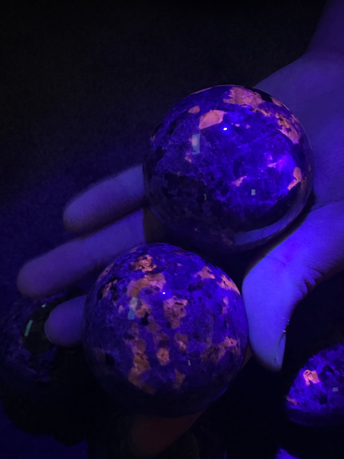Yooperlite Sphere | UV-Reactive Fluorescent Stone 5–5.5cm