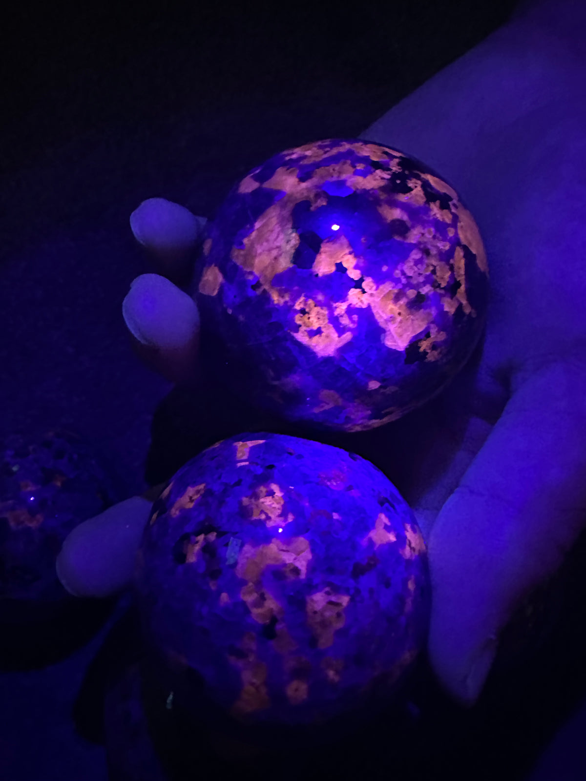 Yooperlite Sphere | UV-Reactive Fluorescent Stone 5–5.5cm