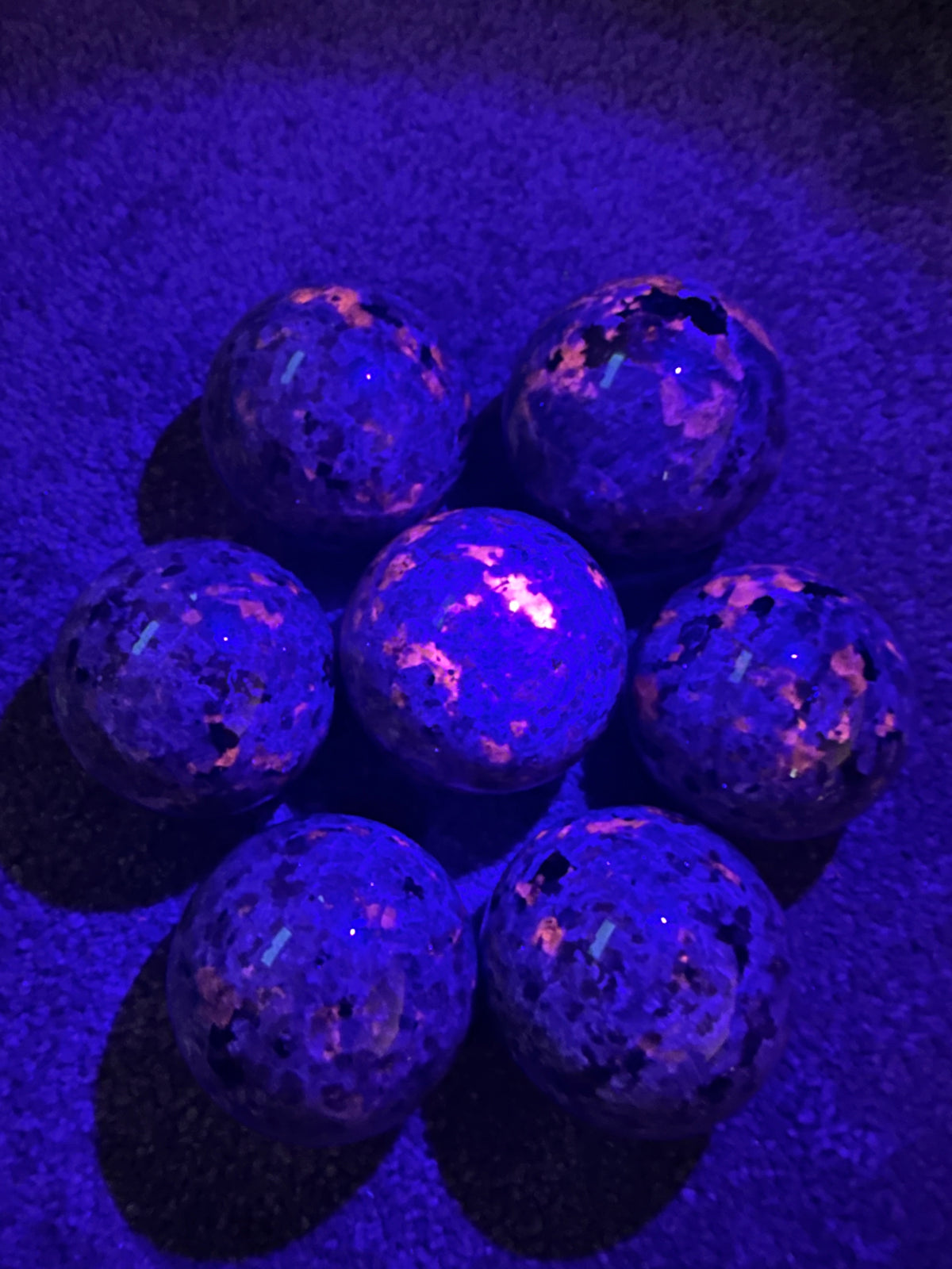Yooperlite Sphere | UV-Reactive Fluorescent Stone 5–5.5cm