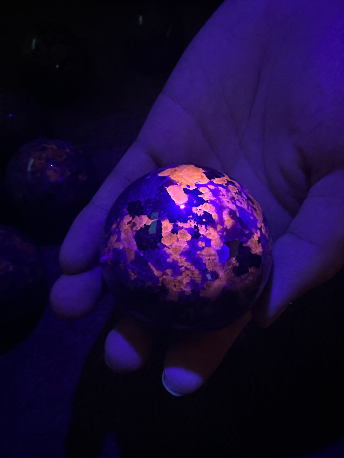 Yooperlite Sphere | UV-Reactive Fluorescent Stone 5–5.5cm