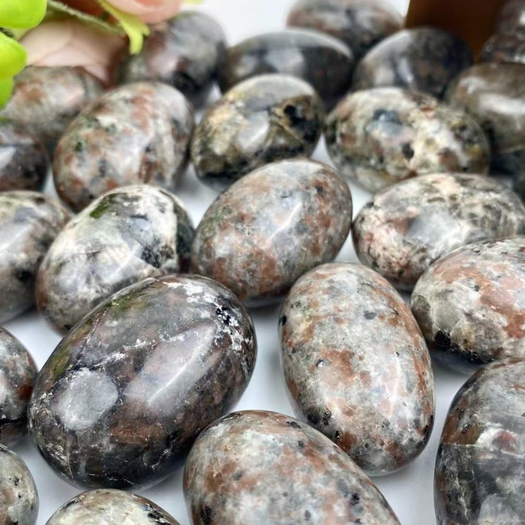 Yooperlite Tumbled Stone | UV-Reactive Fluorescent Crystal 2–5cm