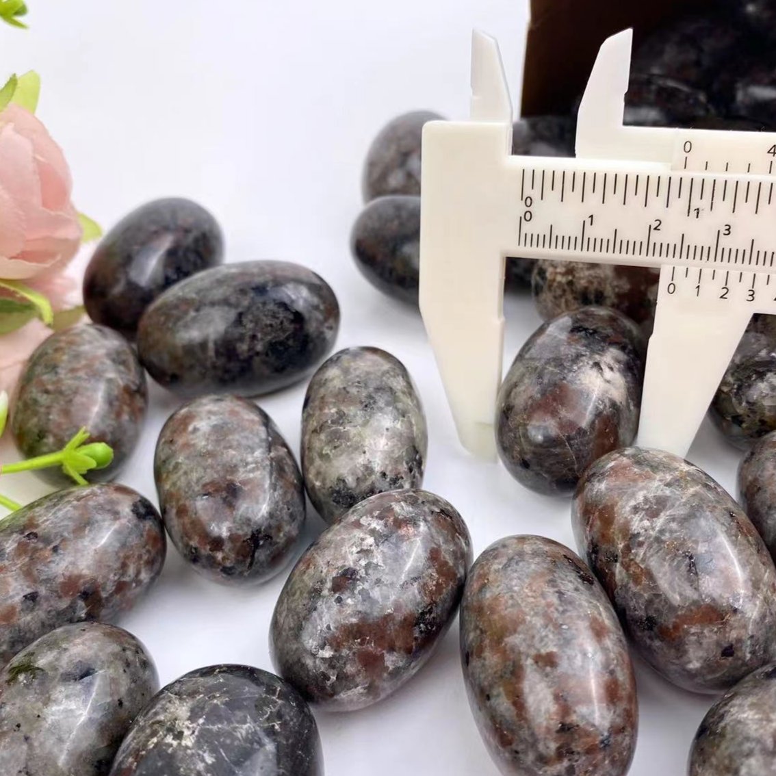 Yooperlite Tumbled Stone | UV-Reactive Fluorescent Crystal 2–5cm