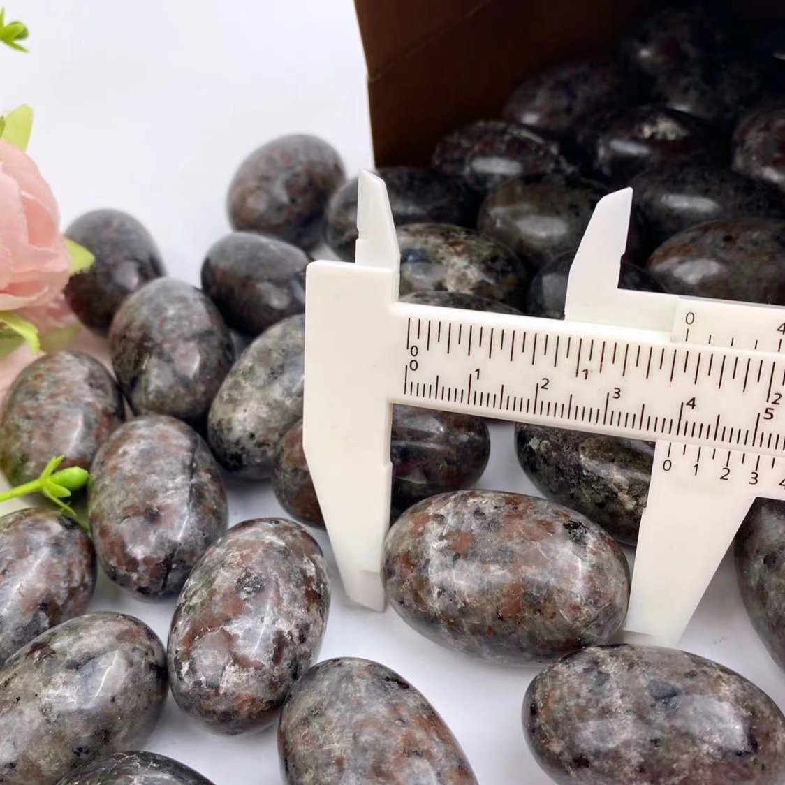 Yooperlite Tumbled Stone | UV-Reactive Fluorescent Crystal 2–5cm