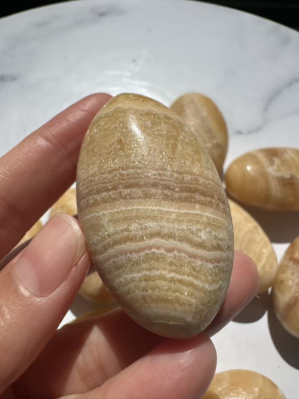 Yellow Calcite palm stone 5–6cm polished natural stone