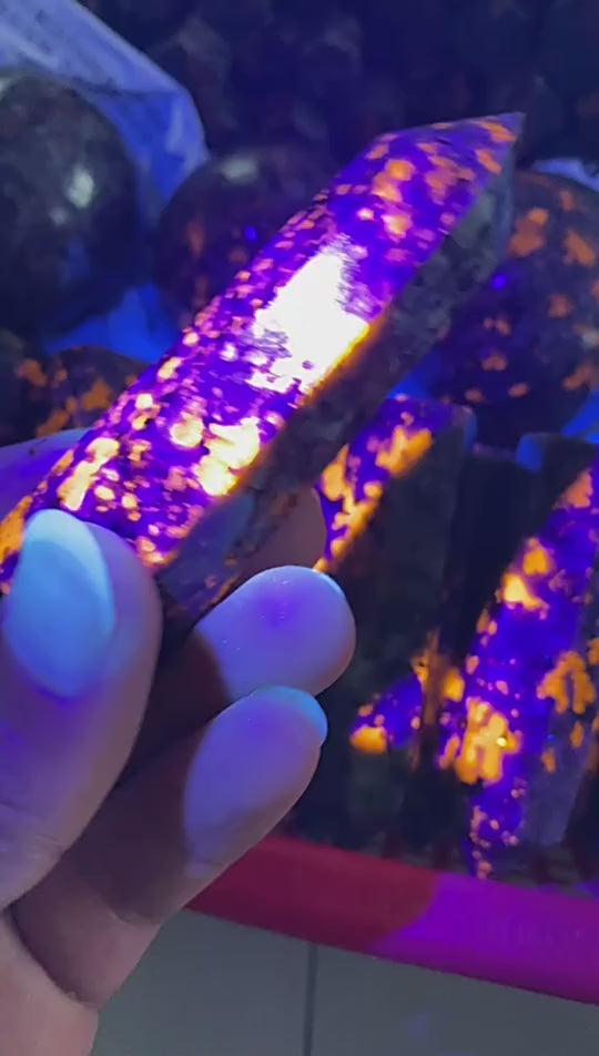 UV-Reactive Yooperlite Tower | Fluorescent Sodalite Crystal 7–10cm