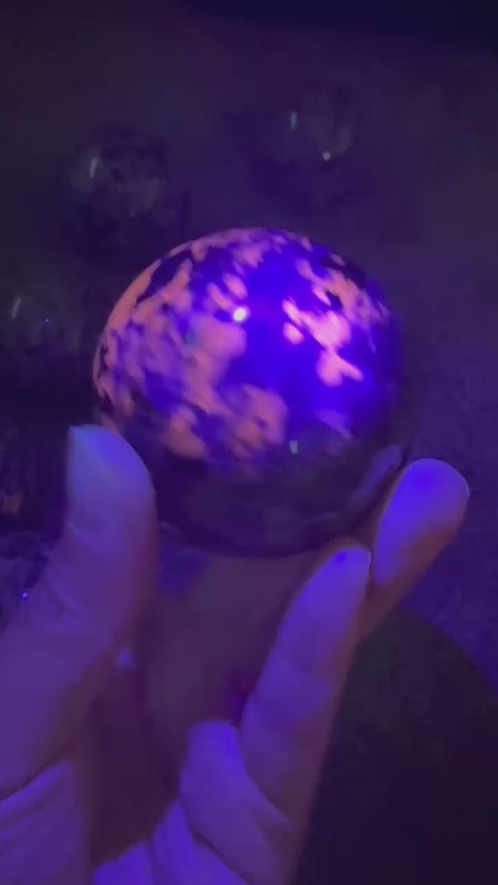 Yooperlite Sphere | UV-Reactive Fluorescent Stone 5–5.5cm