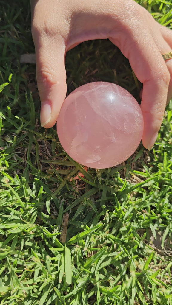Sphère de quartz rose - Boule de cristal infusée d’amour pour la guérison cardiaque et l’énergie positive