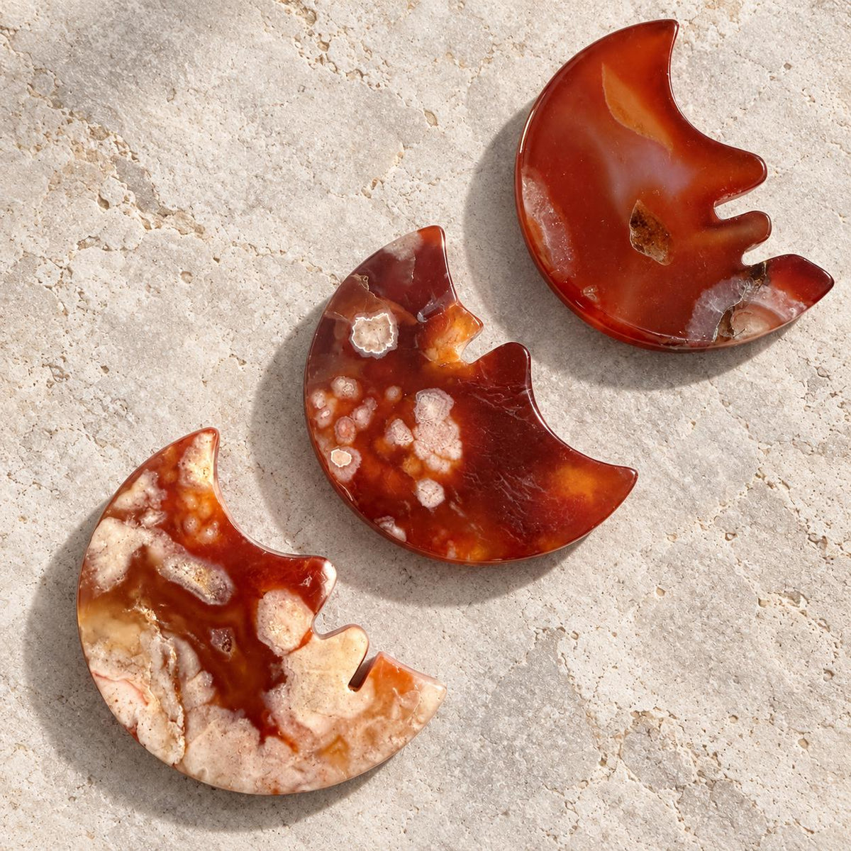 Hand-polished red agate crescent moon face crystal carving, 4 to 5cm
