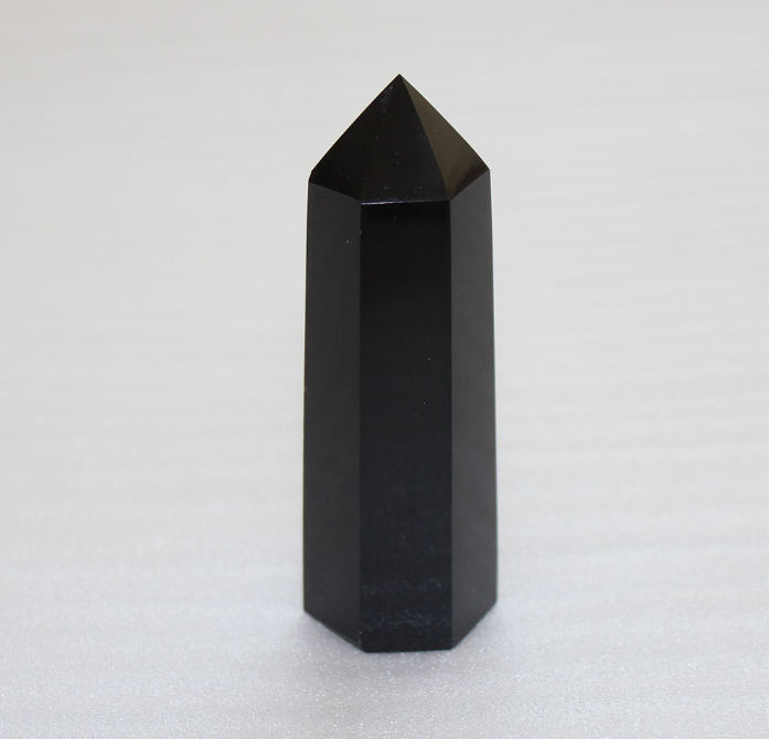 Adoptez la guérison protectrice avec la tour d'énergie en obsidienne noire 10 cm x 3 cm.