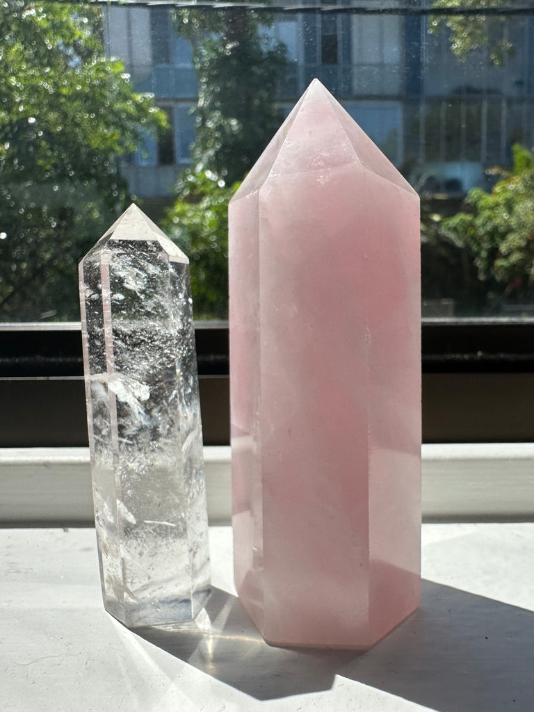 Grande tour de quartz rose – Cristal de guérison du chakra de l'amour et du cœur pour l'énergie positive, l'amitié et la guérison 10 cm x 3 cm 200 g