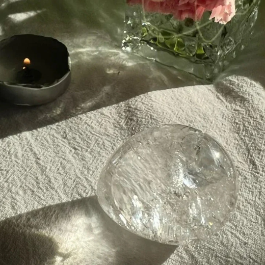 Quartz azeztulite blanc rare avec arc-en-ciel - Cristal naturel pour la guérison spirituelle