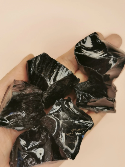 Cristal d'obsidienne noire brute pour la guérison et la protection